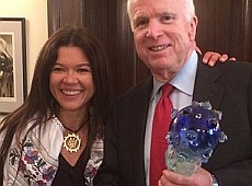 Руслана отримала нагороду з рук сенатора МакКейна. ФОТО 