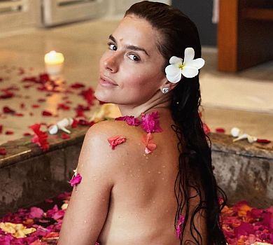 Онуфрійчук із нареченим показалася на Мальдівах у ванні з трояндами