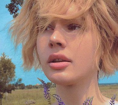 Зіанджа нагадала про себе новою зачіскою та ногами в міні. ФОТО