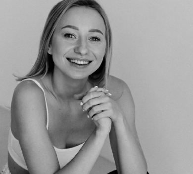 Дружина Павліка в напівпрозорому топі млосно посиділа для чорно-білих ФОТО