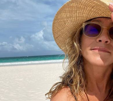 53-річна Еністон показала, як у бікіні смажилася на сонці коло океану