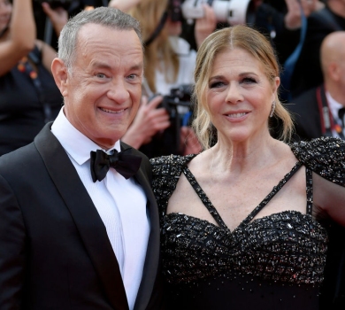 Дивний інцидент із Томом Хенксом, його дружиною та невідомим чоловіком потрапив на фото. ОНОВЛЕНО