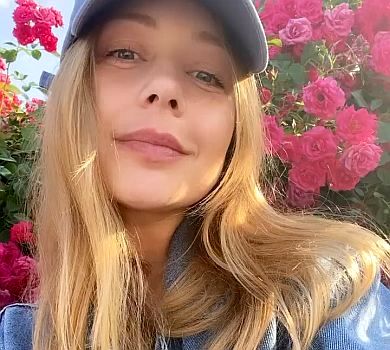 Квіточка серед квіточок: Кароль без мейкапу показалася в трояндах