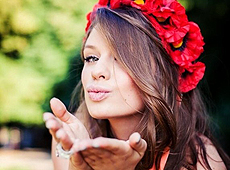 Кума Азарова годує тортиками доньку Деркача