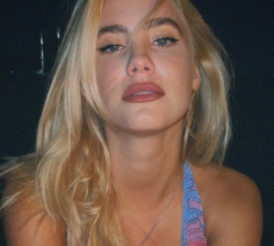 ВІА Гра Попова у звабливому міні поласувала бургером на вечірці в Казахстані