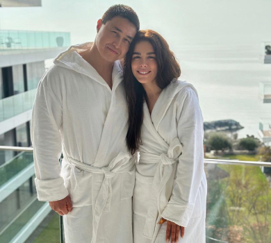 2 роки як ми сім'я: Онуфрійчук із чоловіком у халатах показали поцілунки та обійми на тлі моря