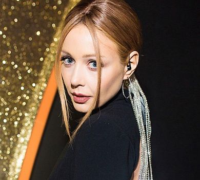 Чорне чи біле: Кароль у фіналі Танців оголила спину у стриманому монохромі 