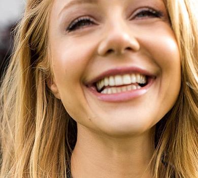 Кароль з голим животом поскакала від радощів через онлайн-премію