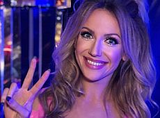 Нікітюк в купальнику постояла між висотками в Абу-Дабі. ФОТО