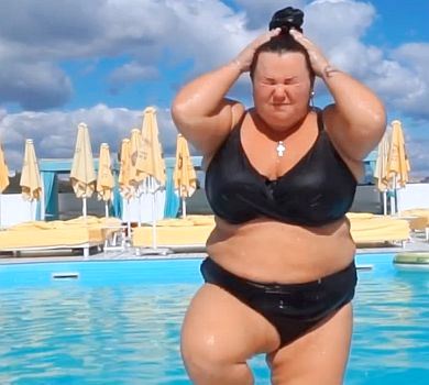 Alyona alyona в купальнику продемонструвала результати схуднення. Кумедне мокре ВІДЕО