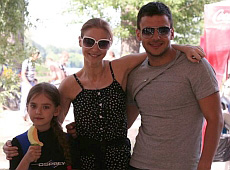 Екс-дружина Власенка вивела дітей на шашлики