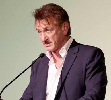 Шон Пенн дорікнув уряду США за мистецтво обережності й закликав закрити небо над Україною