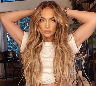 51-річна Лопес у купальнику помедитувала на пляжі. ВІДЕО 