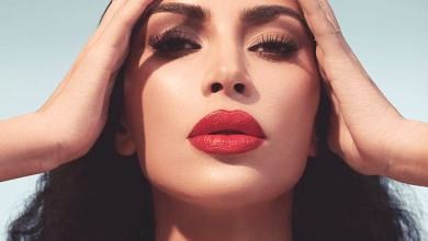 Кардашян показала тіло в напівпрозорому боді, а в її сестри угледіли зайвий палець