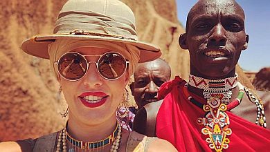 Барвиста Собчак у тюрбані притулилася до кенійця. ФОТО