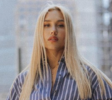 Квіткова на підборах і в шортах попозувала в центрі Нью-Йорка