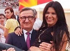 Руслана в Маріуполі блиснула голим животом на руках у Тарути. ФОТО