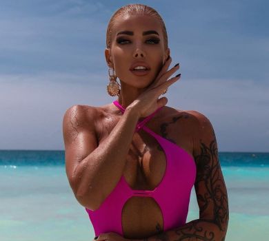 Крук у смугастому мінібікіні назвала продукти, що шкодять красивому тілу