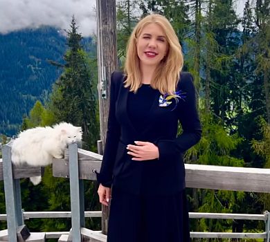 Рудик у Давосі вигуляла патріотичну ластівку та знялася з котом. ВІДЕО