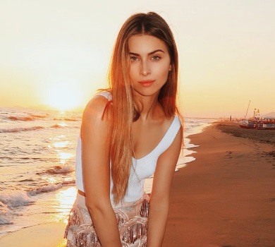 Онука Ротару в сукні від хрещеної попозувала на тлі океанських хвиль