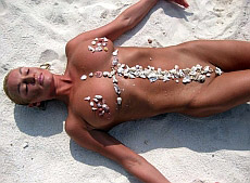 Волочкова зняла труси і повзала по пляжу. ФОТО