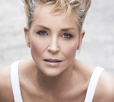 Шерон Стоун для глянцю закинула ногу на парубка та поміркувала про дівчинку-заткнися-нах*й