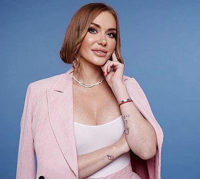 Слава Камінська власноруч набила собі нове тату. ВІДЕО