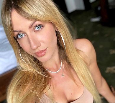 Лайфхак після свят: Нікітюк у спідньому показала, як їй роблять талію. ВІДЕО