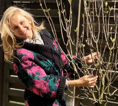 Ребрик на сходах виставила стегно у сексі-костюмчику та показала полуничку 