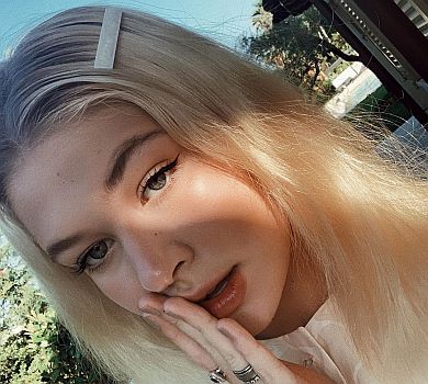 Дочка Брежнєвої заінтригувала романтичним ФОТО з іноземцем 