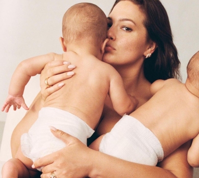 Мама-конячка: Ешлі Грем влаштувала рухливий фотосет із трьома дітьми