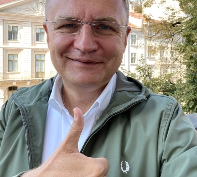 Не пасує: Притула підмовив Садового надягти панаму Kalush Orchestra. ФОТО