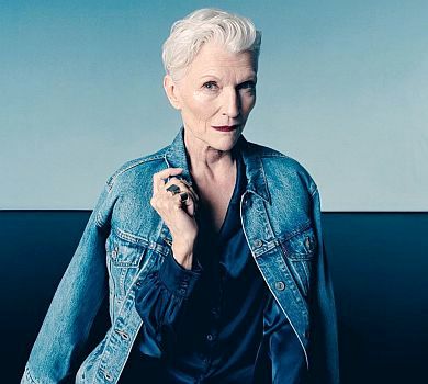 71-річна Мей Маск у джинсі та з наплічником попозувала для Самсонової