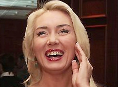 Розинська після аварії отримала нових бойфренда і Mercedes