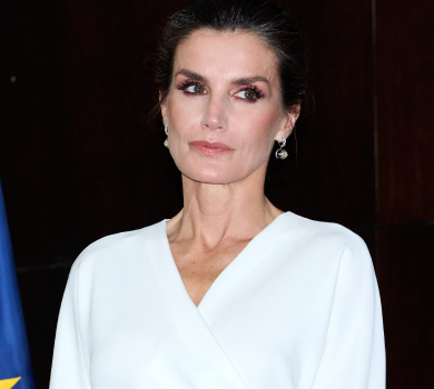 Королева Летісія в чорно-білій класиці відвідала університет в Анголі. ФОТО