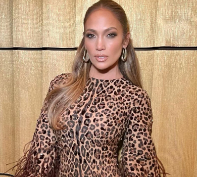 Шкіра, тотал-леопард та корсет під прозорою блузою: Лопес покрасувалася у яскравих сексі-луках