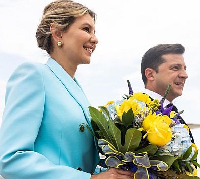 Перша леді прилетіла в США у лазуровому костюмі від українського бренду