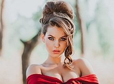 Кошелєва їздить на Мерседесі та не гребує допомогою на житло від держави