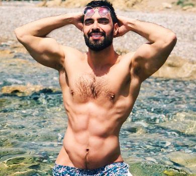 Голопузий сонцелюб Козловський хизується тілом у дідових труселях