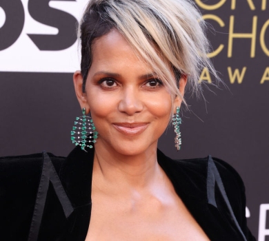 Як Холлі Беррі в тугенькі штанці впихали. Епічне ВІДЕО