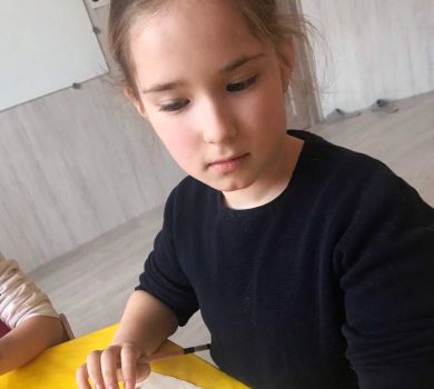 До Великодня готова: 8-річна донька Мозгової намалювала свою першу писанку. ФОТО