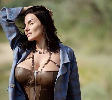 Мейхер показала пишний бюст у шкіряному корсеті та падіння в шовковій сукні