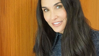 Демі Мур показалася в улюбленому купальнику своєї собаки