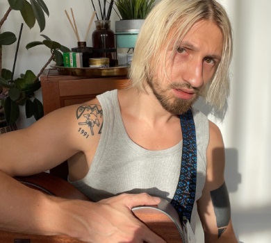 Перша пісня українською: соліст Нервы представив пронизливий сингл про війну