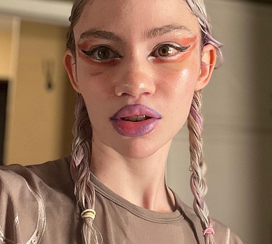 Ілоне Маск, не дивися: Grimes прикрасила себе гігантським червоним тату. ФОТО