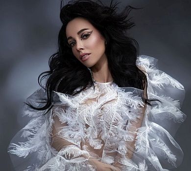 Балерина Кухар посвітила стегнами у білому боді та пір’ячку 