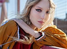 Онука рокера The Rolling Stones знялася у вишиванках