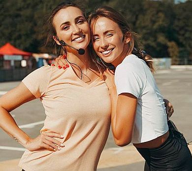 Різатдінова з дівчиною Камінського зайнялися стретчінгом на даху. ФОТО