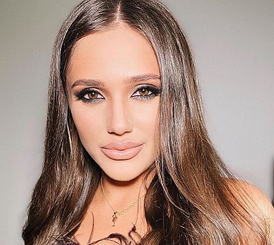 Переможниця Холостяка Даша Ульянова вразила гімнастичною позою на тлі Синевиру 