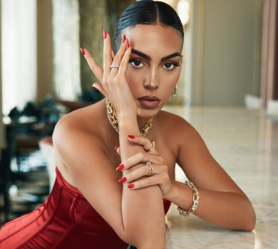 Наречена Роналду з пальцем у роті та в золотих ботфортах знялася для дубайського глянцю